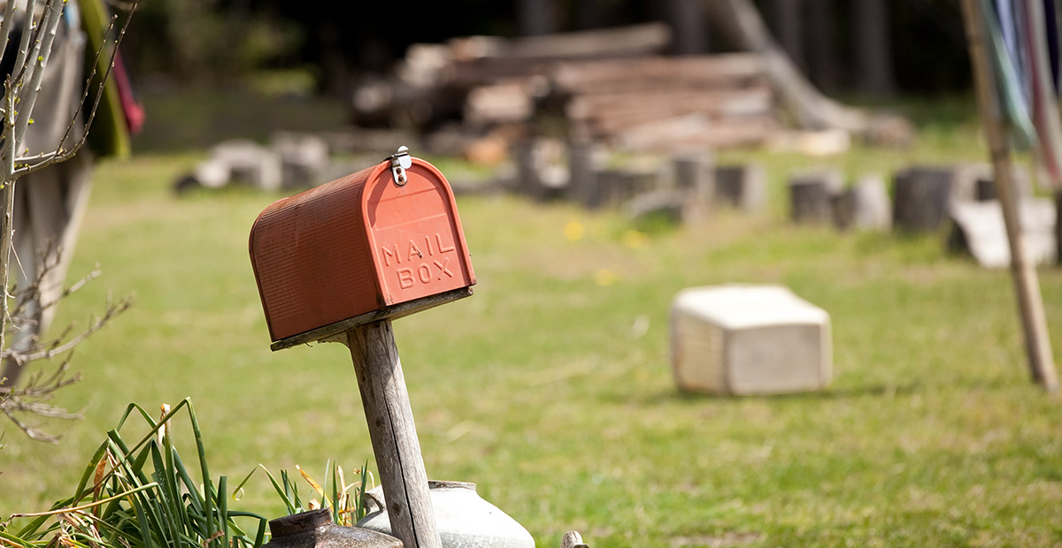 原っぱに立つ赤いMAIL BOX（中島デコさん訪問時の風景）